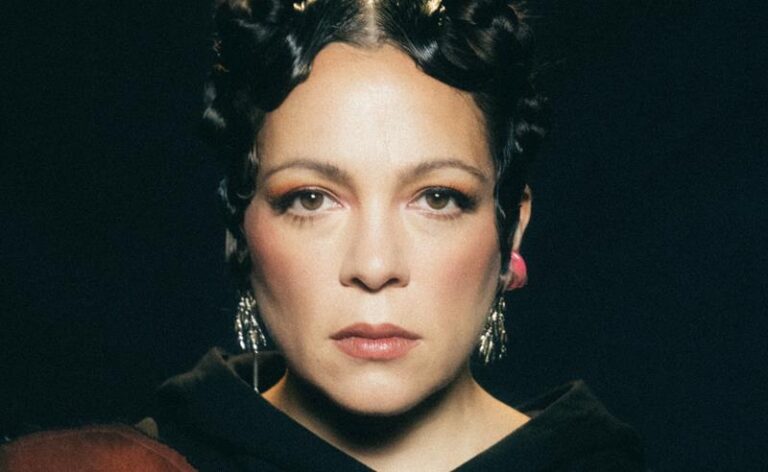 Natalia Lafourcade surpreende com “La Cometierra”